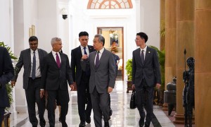 王毅会晤印外长:视对方为伙伴,而不是对手